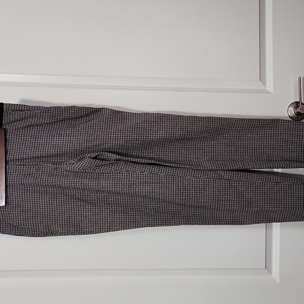 DKNY Woman's pants size 6.  Black and White pattern.
